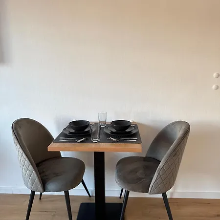 Lejlighed Cozy Apartment, 7 Mins To Hauptbahnhof Linz